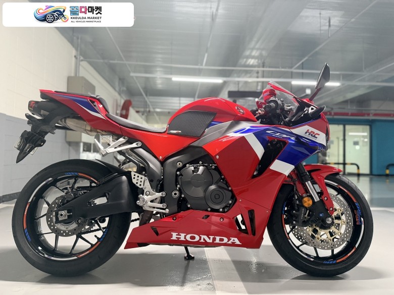 혼다 CBR 600 RR 2025년식 25년 혼다 CBR600RR 신차급 팝니다 아크라포빅 머플러 구변완료 1,700km cbr600rr 짧은키로수팝니다