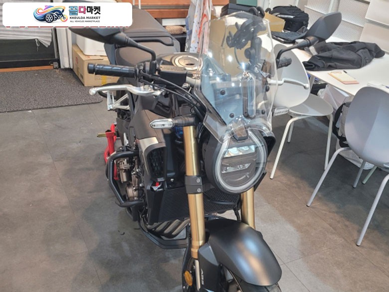 혼다 CB 650 R E 클러치 2025년식 혼다 CB650R 이클러치 26년3월24일 출고 169km 실주행 무사고 무쿵 급매