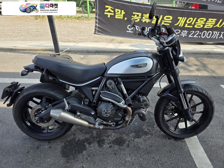 두카티 스크램블러 아이콘 2015년식 2015년식 두카티 스크램블러 800 판매합니다. (머플러 구변 완료)