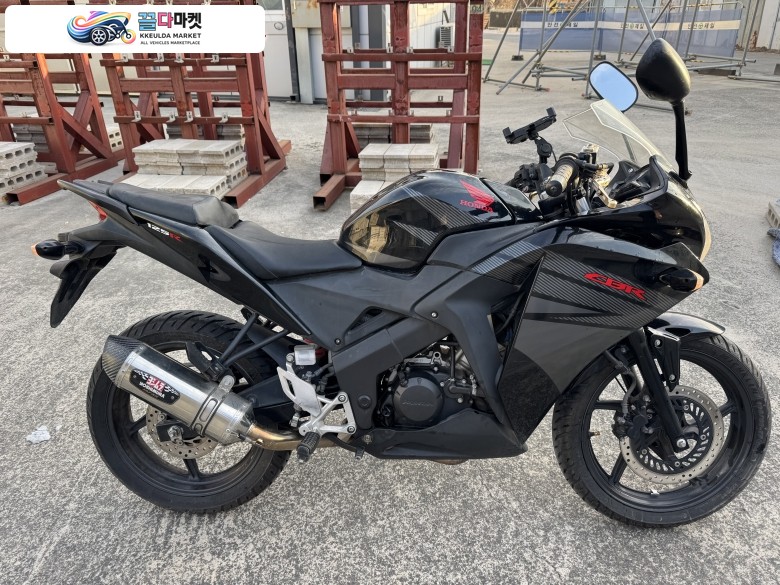 혼다 CBR 125 R 2017년식 혼다 CBR125 17년형 풀배기 짧은키로수 팝니다