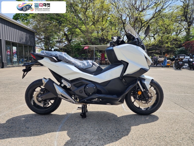 혼다 포르자 750 2026년식 [신차]HONDA 혼다 2026년 포르자750 더욱 완벽해진 프리미엄 GT 스쿠터 화이트 출격!