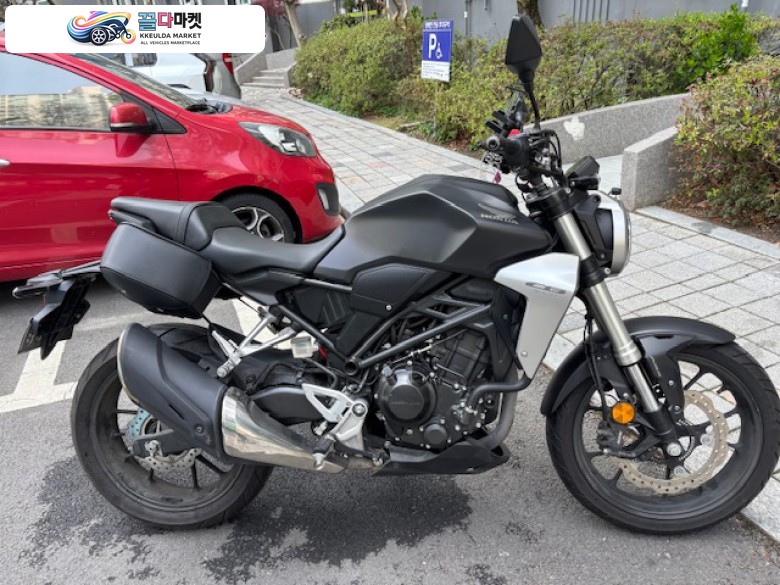 혼다 CB 300 R 2018년식 입문용 부담없이 탈 수 있는 cb-300r 입니다.