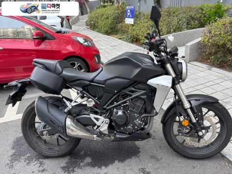 혼다 CB 300 R 2018년식 입문용 부담없이 탈 수 있는 cb-300r 입니다.
