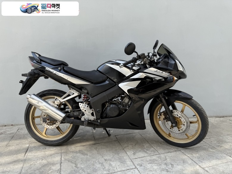 혼다 CBR 125 R 2010년식 아주멋진 스타일 HONDA CBR125Fi