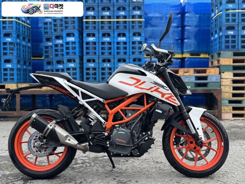 KTM 390 듀크 2018년식 KTM 듀크390 2018년식 4,060km 정식센터 관리차량 판매