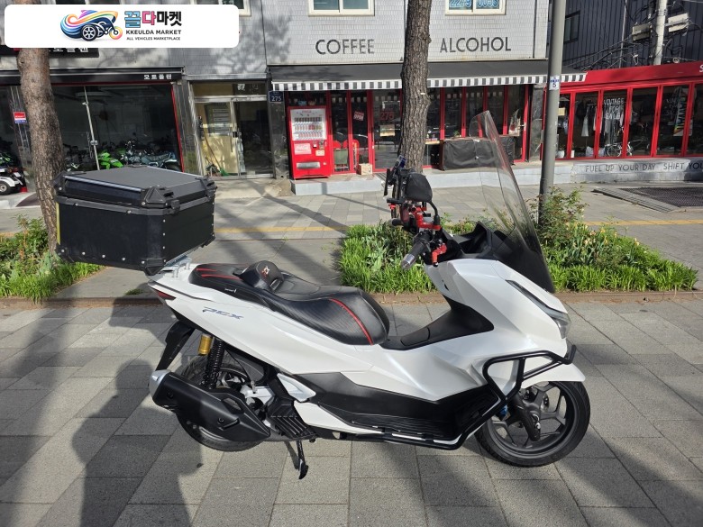혼다 PCX 125 ABS 2025년식 티바이크 2025년 최상급 컨디션 혼다 더뉴PCX125 ABS 화이트 컬러 배달세팅 판매합니다. -카드-대차-할부-