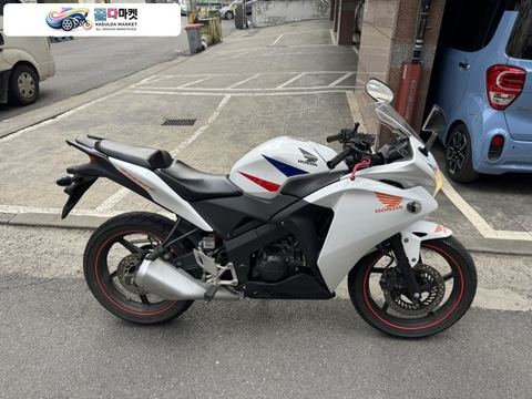 혼다 CBR 125 R 2015년식 cbr125 15년형 화이트컬러 짧은키로수 엔진A급 팝니다