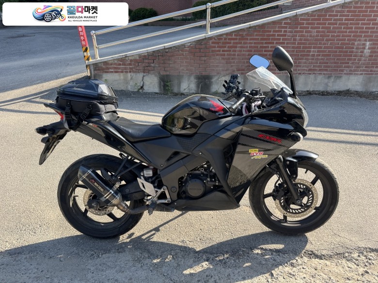 혼다 CBR 125 R 2016년식 혼다 CBR125 16년 블랙컬러 짧은키로수 풀배기 무슬립무사고 팝니다