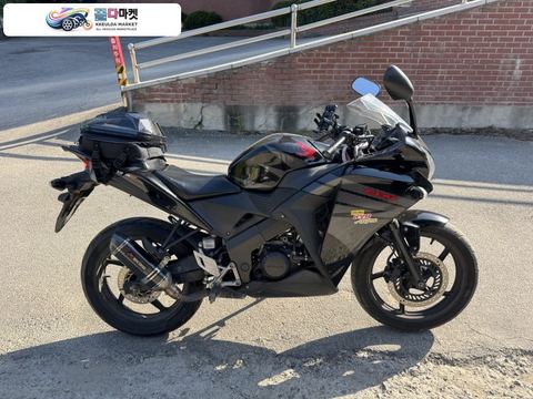 혼다 CBR 125 R 2016년식 혼다 CBR125 16년 블랙컬러 짧은키로수 풀배기 무슬립무사고 팝니다