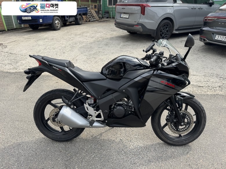 혼다 CBR 125 R 2016년식 혼다 cbr125 16년형 무꿍무슬립 AA급 냉동차 신차컨디션 판매합니다