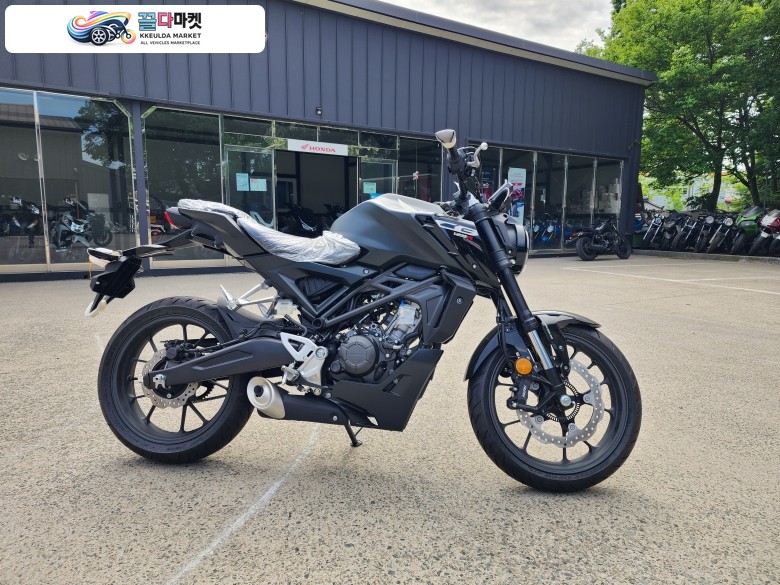 혼다 CB 125 R 2026년식 [신차]2026년형 혼다 CB125R 입문용 바이크의 끝판왕, 맷블랙의 카리스마