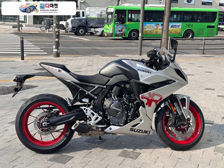 스즈끼 GSX 8 R 2025년식 ［스즈키대리점］매입대차가능합니다. GSX 8R실버 /롯데카드 4%저금리 60개월 할부/신한마이카,하나오토론,KB매직카5%대 120개월 할부!!