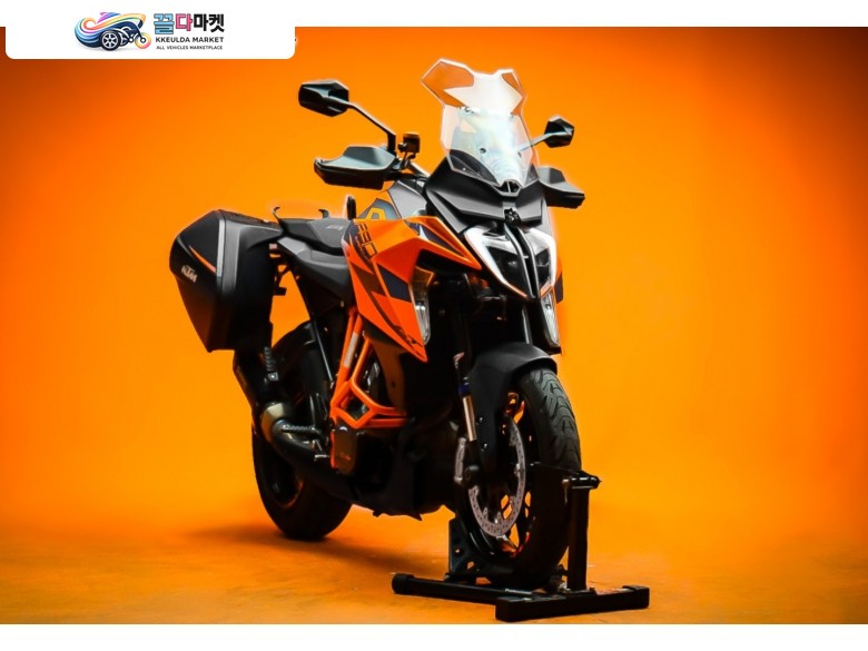 KTM 1290 슈퍼 듀크 GT 2022년식 풀튜닝 옵션으로 구성된 깔끔한 차량 입니다.