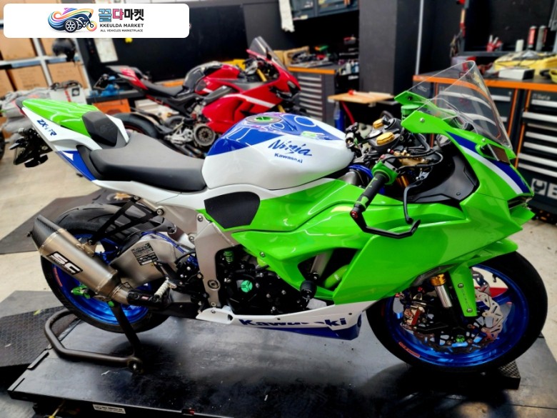가와사키 닌자 6 R 2024년식 40주년 기념 ZX-6R 라이테크 데모카 풀옵션 장착 된 WSBK 사양 닌자 판매합니다.