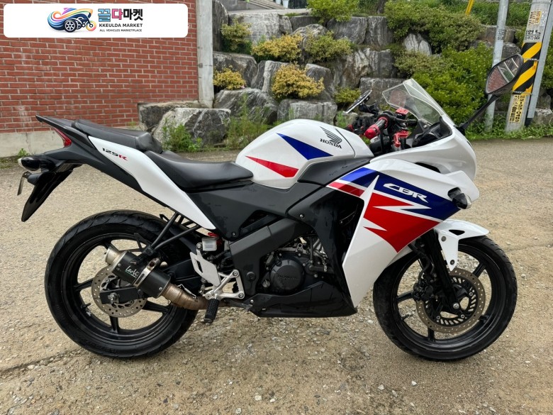 혼다 CBR 125 R 2017년식 혼다 CBR125 17년형 짧은키로수 레오빈스풀배기 머플러 판매합니다