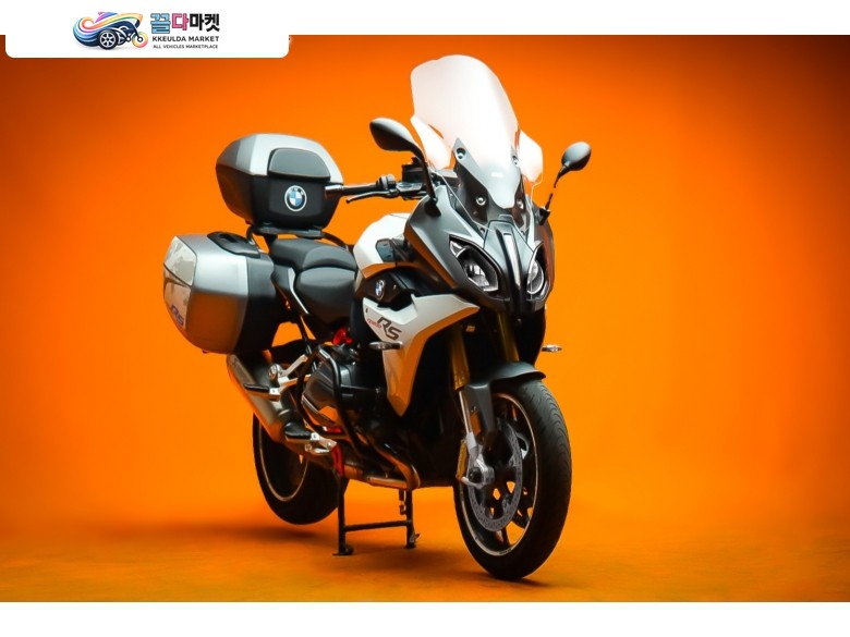 BMW R 1200 RS 2017년식 짧은 키로수 , 풀튜닝 옵션으로 구성된 최상급 차량 입니다.