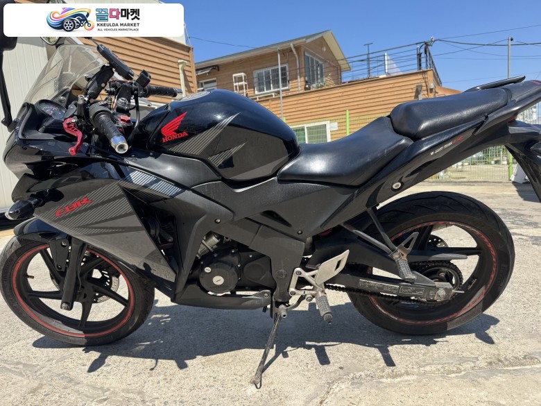 혼다 CBR 125 R 2017년식 cbr125 17년식 풀배기 블랙컬러 짧은적산거리 판매합니다