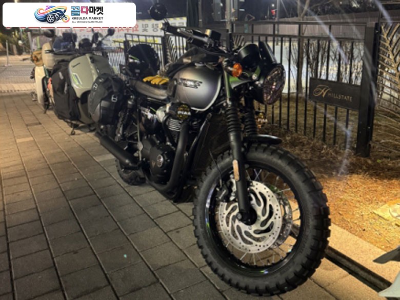 트라이엄프 본네빌 T120 블랙 2025년식 25년식 3천키로대 트라이엄프 본네빌 T120블랙(GRAPHITE) 팝니다.