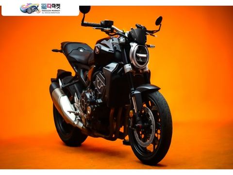 혼다 CB 1000 R 2018년식 깔끔한 순정 최상급 컨디션 차량 입니다.