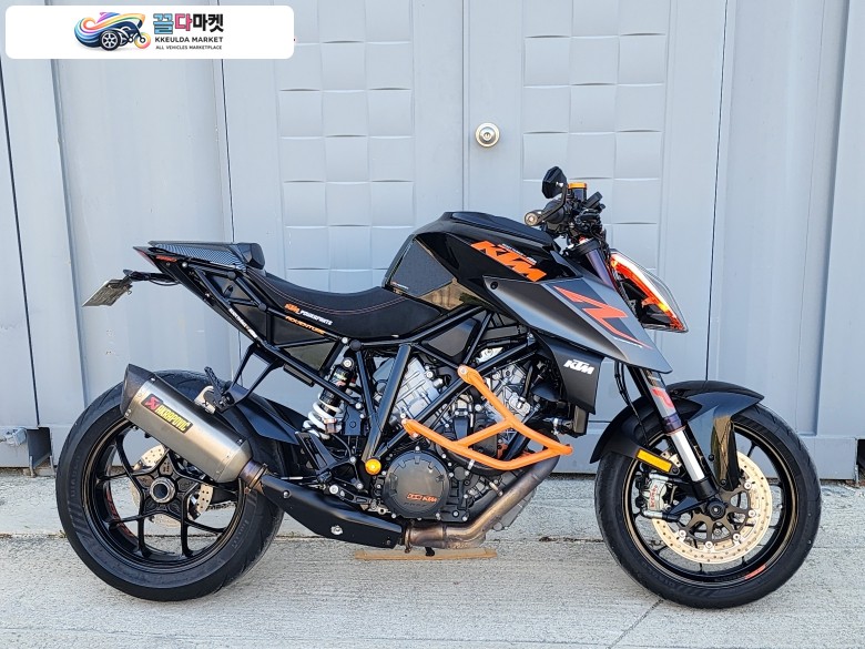 KTM 1290 슈퍼 듀크 R 2018년식 KTM 슈퍼듀크 1290 아크라포빅 상태 소모품 굿 판매.