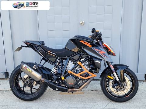 KTM 1290 슈퍼 듀크 R 2018년식 KTM 슈퍼듀크 1290 아크라포빅 상태 소모품 굿 판매.