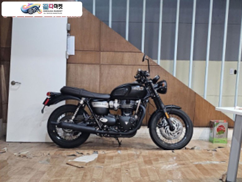 트라이엄프 본네빌 T120 블랙 2022년식 T -120 팝니다