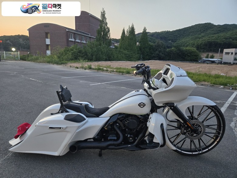 할리데이비슨 로드 글라이드 커스텀 2020년식 로글 30인치 베거 백마 20년식 9800km 팝니다