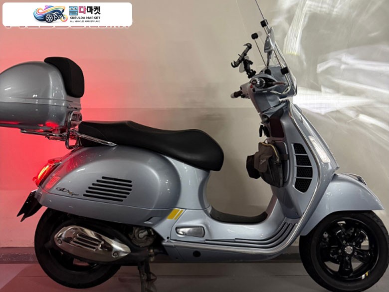 베스파 GTS 300 슈퍼테크 2022년식 사용검사,이전등록,배송무료 22년식 베스파 GTS300 슈퍼테크 9천키로 짧은키로수 델리카토그레이색상 판매합니다.