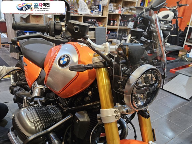 BMW R 12 나인 티 2024년식 r12 ninety 예쁘게 데칼된 신차급 팝니다.