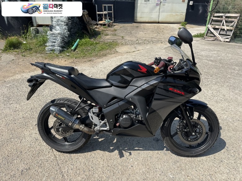 혼다 CBR 125 R 2016년식 혼다 cbr125 16년형 풀배기 짧은키로수 블랙컬러 팝니다