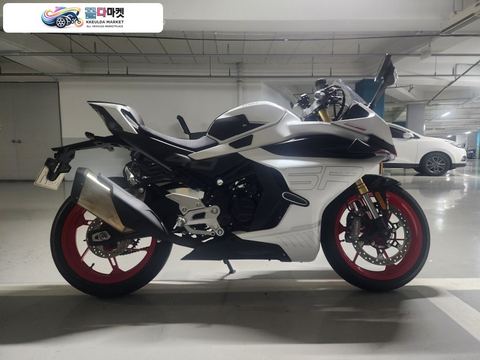 CF모토 450 SR 2026년식 2026년식 CFMOTO 450SR 판매합니다.(화이트)