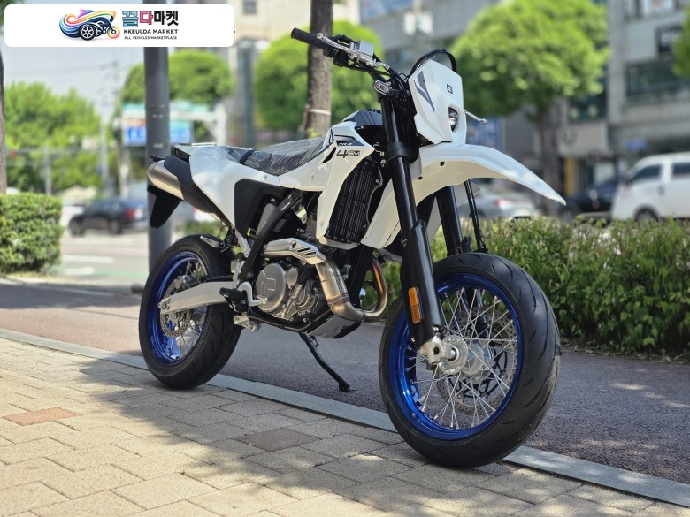 스즈끼 DR Z 4 SM 2026년식 [수원동문모터스] DR의 부활 DR-Z 4SM 신차 판매합니다.