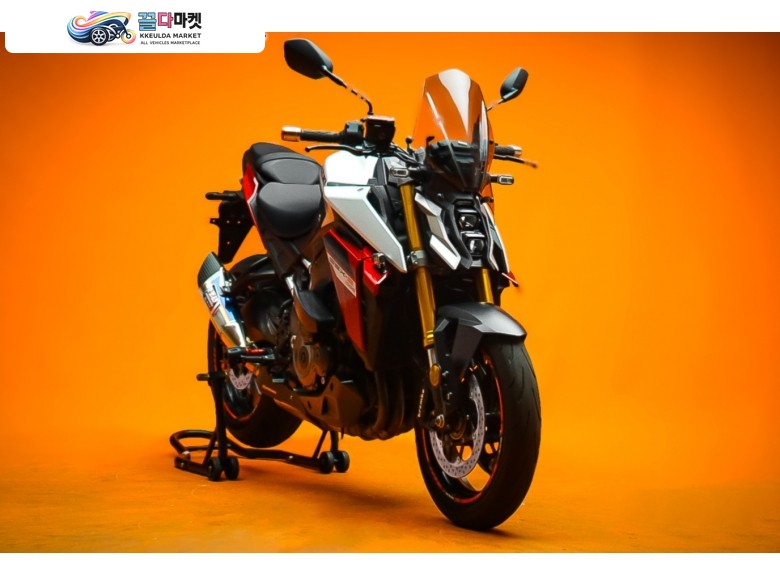 스즈끼 GSX S 1000 2024년식 스페셜 컬러 , 튜닝 옵션 잘갖춘 최상급 차량 입니다.