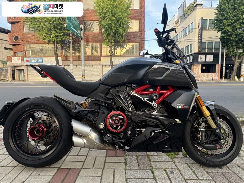 두카티 디아벨 1260 S 2022년식 키네오 단조 휠 장착 2022두카티 디아벨 1260s 판매 합니다