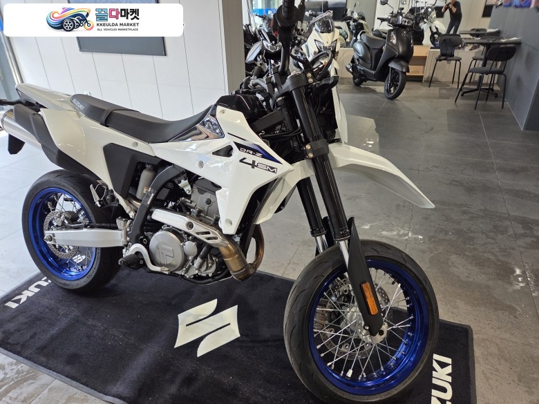 스즈끼 DR Z 400 SM 2026년식 스즈키 신모델 DR400-SM 화이트 판매합니다