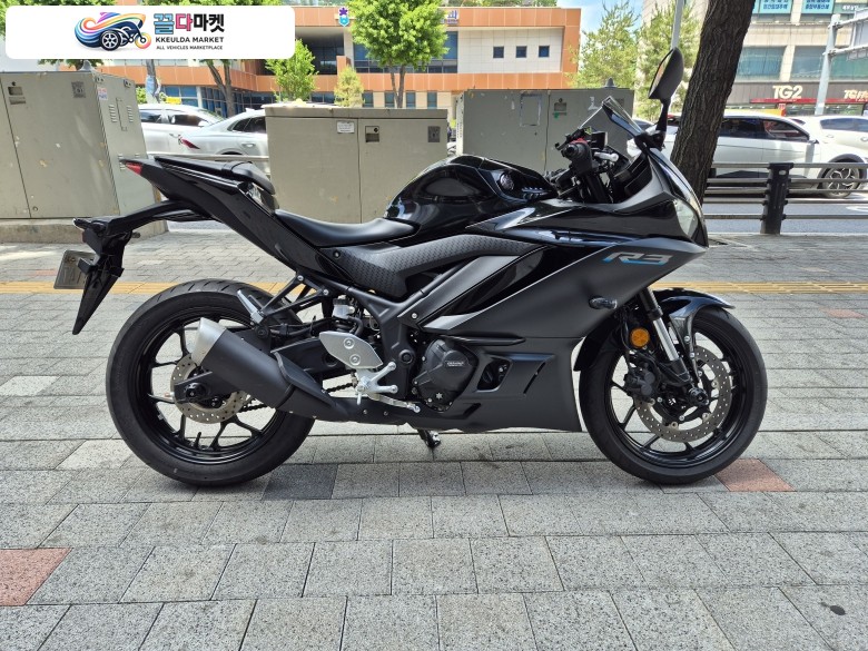 야마하 YZF R3 2023년식 깔끔한 외관상태와 소소한 옵션 장착되어 있으며 신차급 적산거리(394km)유지하고 있는 입문용 쿼터급의 강자 2023년식 야마하 YZF-R3 블랙 컬러 판매합니다.