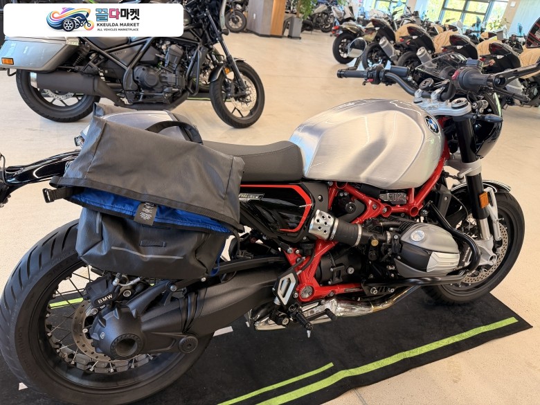 BMW R 12 나인 티 2024년식 24년식 BMW R 12 NINET 옵션 719 차량입니다.