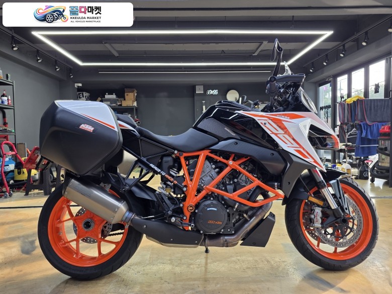KTM 1290 슈퍼 듀크 GT 2020년식 KTM 슈퍼듀크 1290GT 깔끔한 차량 팝니다.