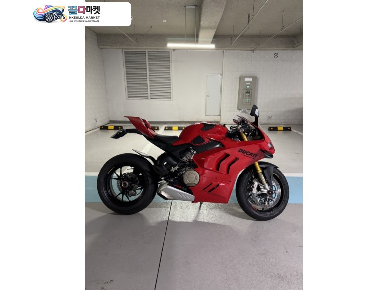 두카티 파니갈레 V4 S 2023년식 두카티 파니갈레 v4s 2023년식 팝니다.