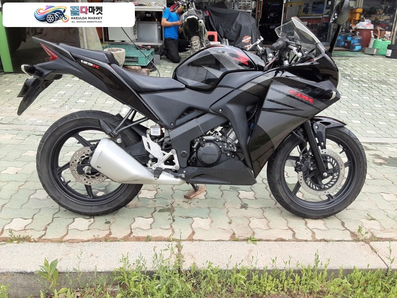 혼다 CBR 125 R 2016년식 여기 빛나는 혼다 팔아봅니다~~대차가능