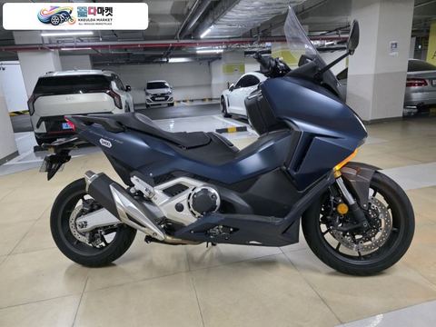 혼다 포르자 750 2023년식 주행거리 1425km 이건 신차라고해도 과언이 아닙니다. 상태 최상급입니다.
