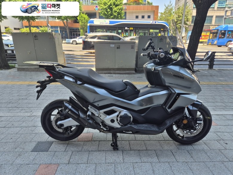 혼다 포르자 750 2023년식 년식대비 적산거리는 있으나(34,877km) 소모품 관리 꼼꼼하게 체크해온 23년식 혼다 포르자750 유광그레이 판매합니다.