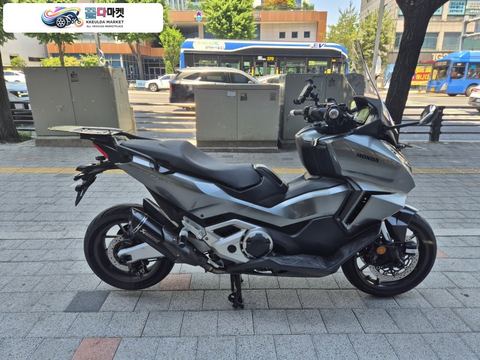 혼다 포르자 750 2023년식 년식대비 적산거리는 있으나(34,877km) 소모품 관리 꼼꼼하게 체크해온 23년식 혼다 포르자750 유광그레이 판매합니다.
