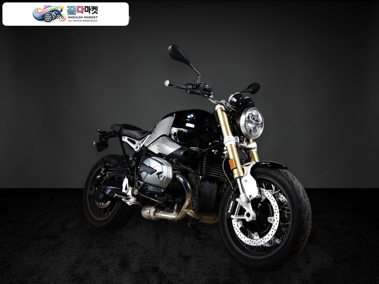 BMW R 나인 T 2023년식 [BMW 공식모델] RNINE T (알나인티 노멀) - BMW모토라드 공식 보증 워런티 2026년 11월 - 순정 아크라포빅 슬립온 배기 탑재 - 무사고 관리잘된 신차급 홈서비스 중고매물 - 정직한 최고가 대차 및 매입을 도와드립니다.