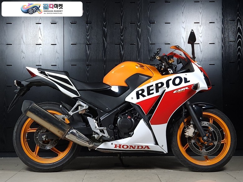 혼다 CBR 300 R 2015년식 관리잘된 짧은 주행거리를 자랑하는 깔끔한 차량