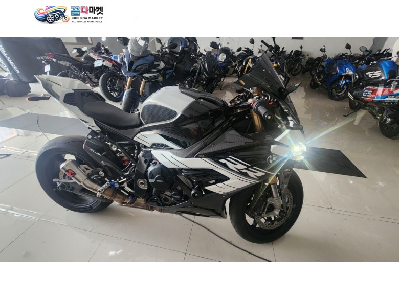 BMW S 1000 RR 2021년식 bmw s1000rr 2200km주행 아크라포빅 머플러등등,,옵션 다수
