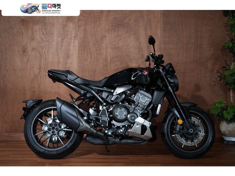 혼다 CB 1000 R 2023년식 혼다 / CB1000R 블랙에디션 / 2023 / 6,200 KM 판매/대차