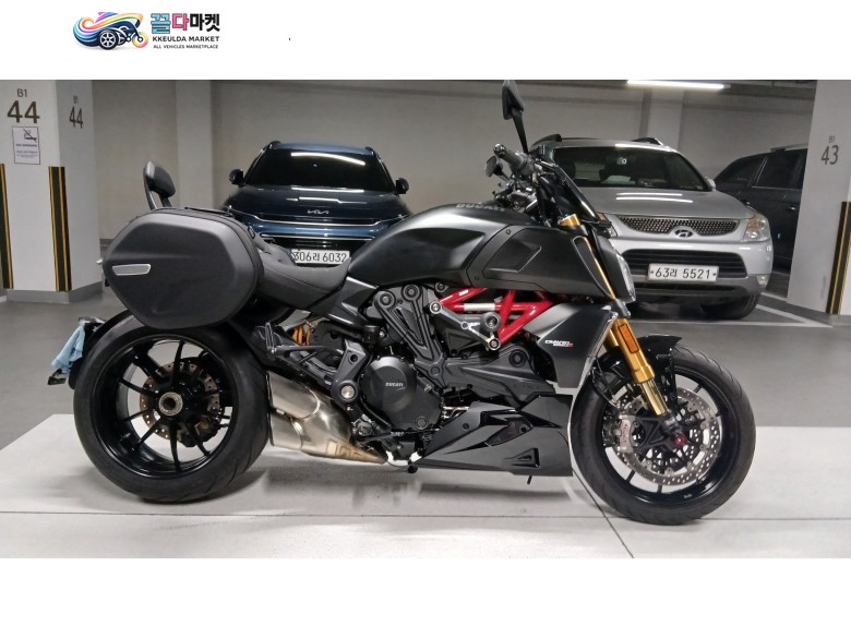 두카티 디아벨 1260 S 2022년식 옵션 좋고 주행거리 짧은 신차급 판매합니다.
