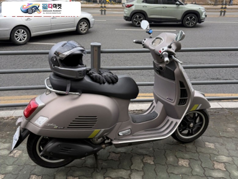 베스파 GTS 300 슈퍼테크 2024년식 신차급 24년식 베스파 GTS300 슈퍼테크 무광 그레이