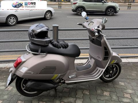 베스파 GTS 300 슈퍼테크 2024년식 신차급 24년식 베스파 GTS300 슈퍼테크 무광 그레이
